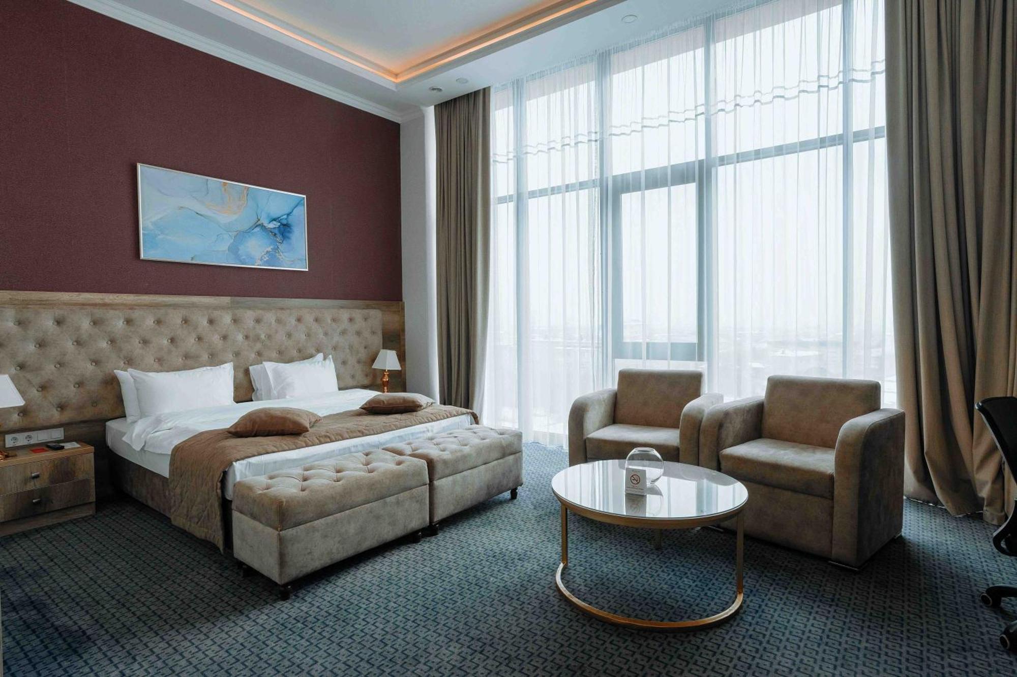 Hotel Ramada By Wyndham Shymkent Exterior foto