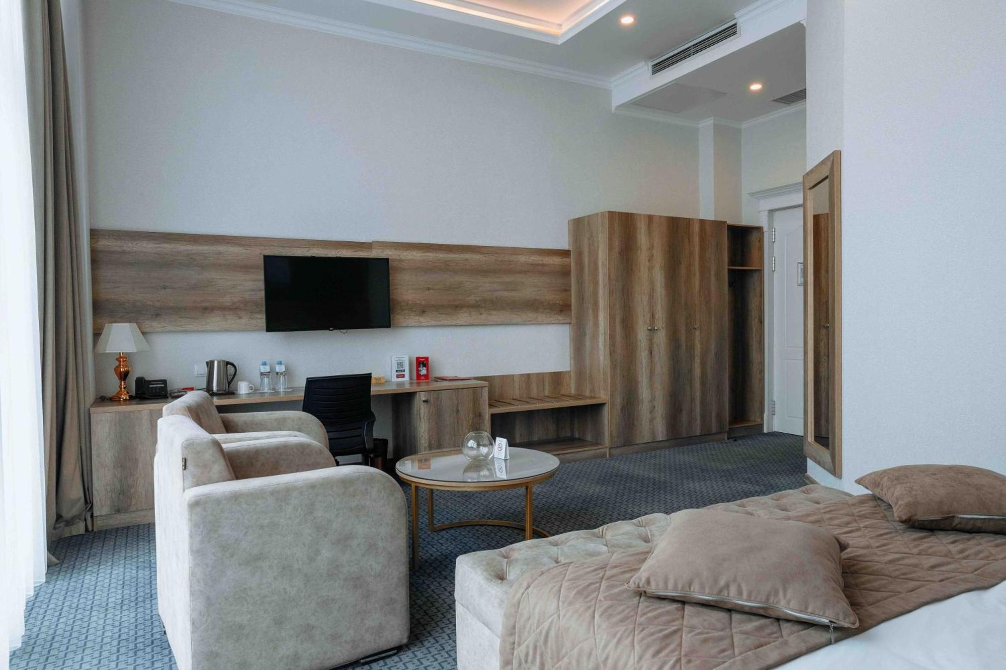 Hotel Ramada By Wyndham Shymkent Exterior foto