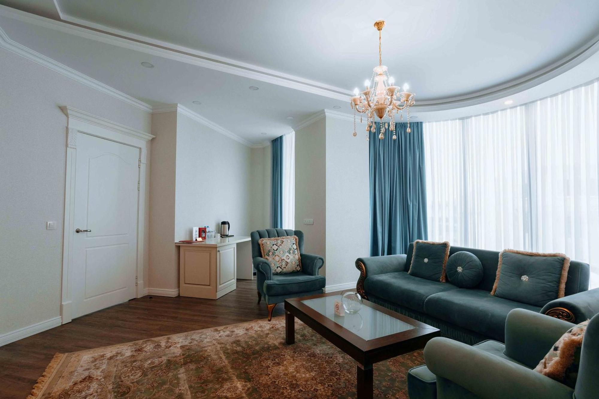Hotel Ramada By Wyndham Shymkent Exterior foto