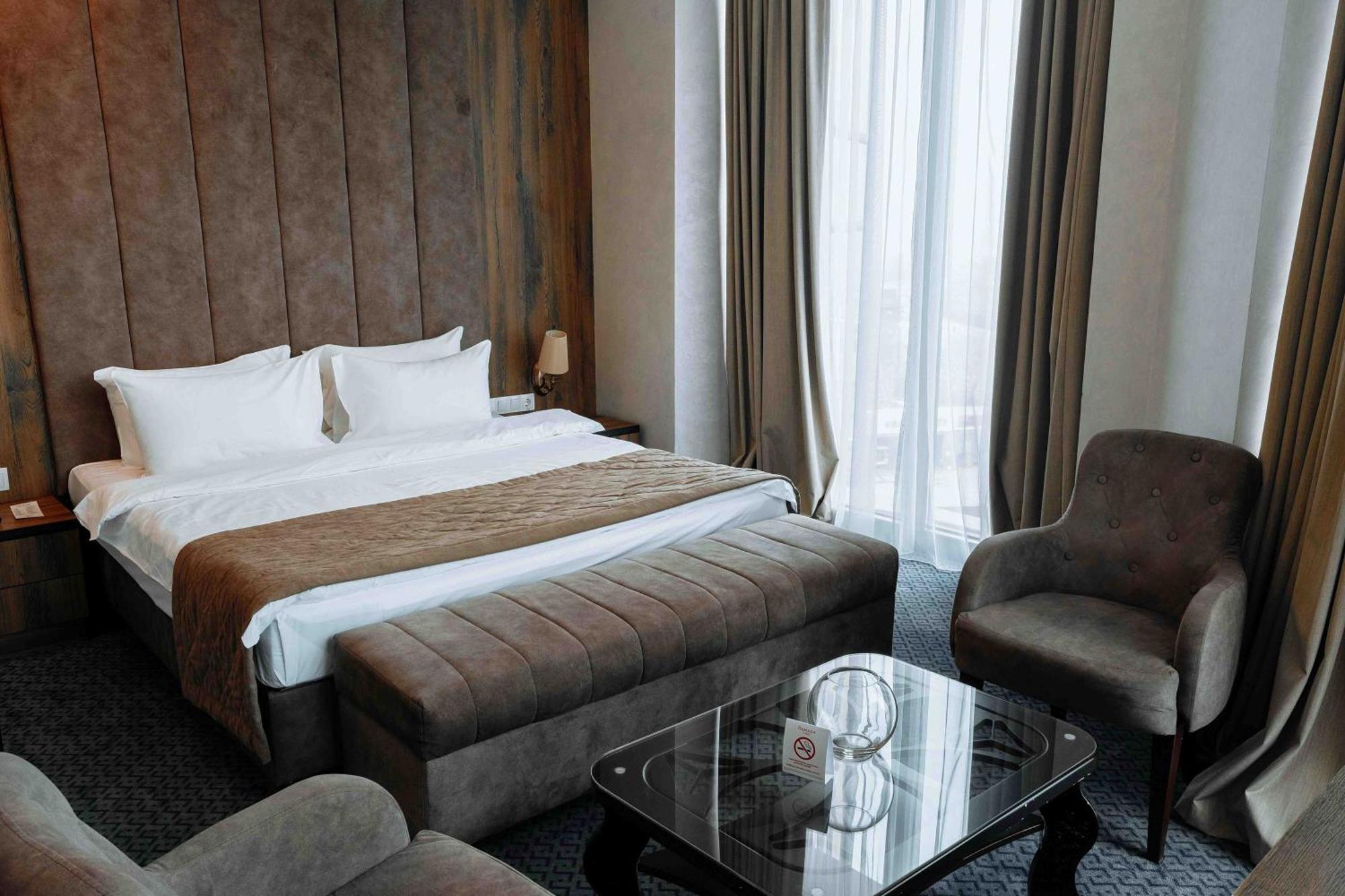 Hotel Ramada By Wyndham Shymkent Exterior foto