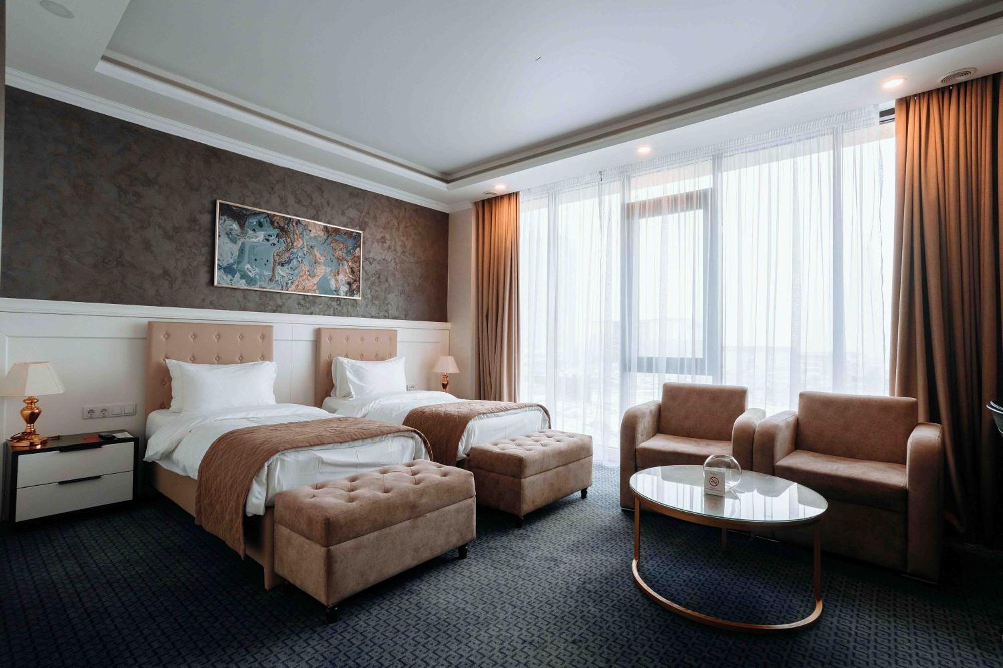 Hotel Ramada By Wyndham Shymkent Exterior foto