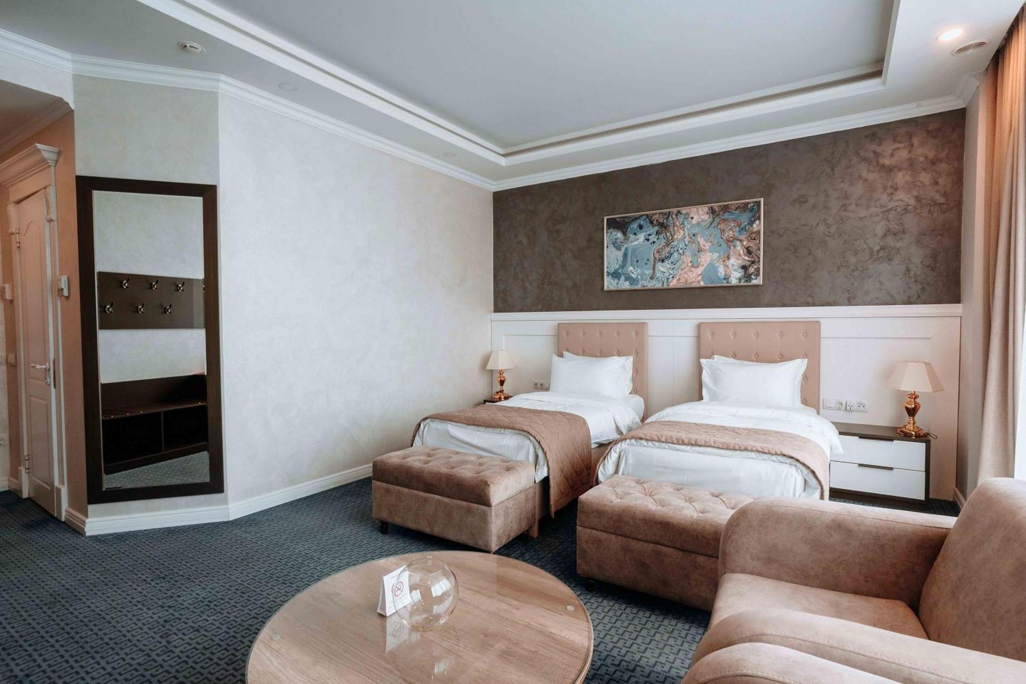 Hotel Ramada By Wyndham Shymkent Exterior foto