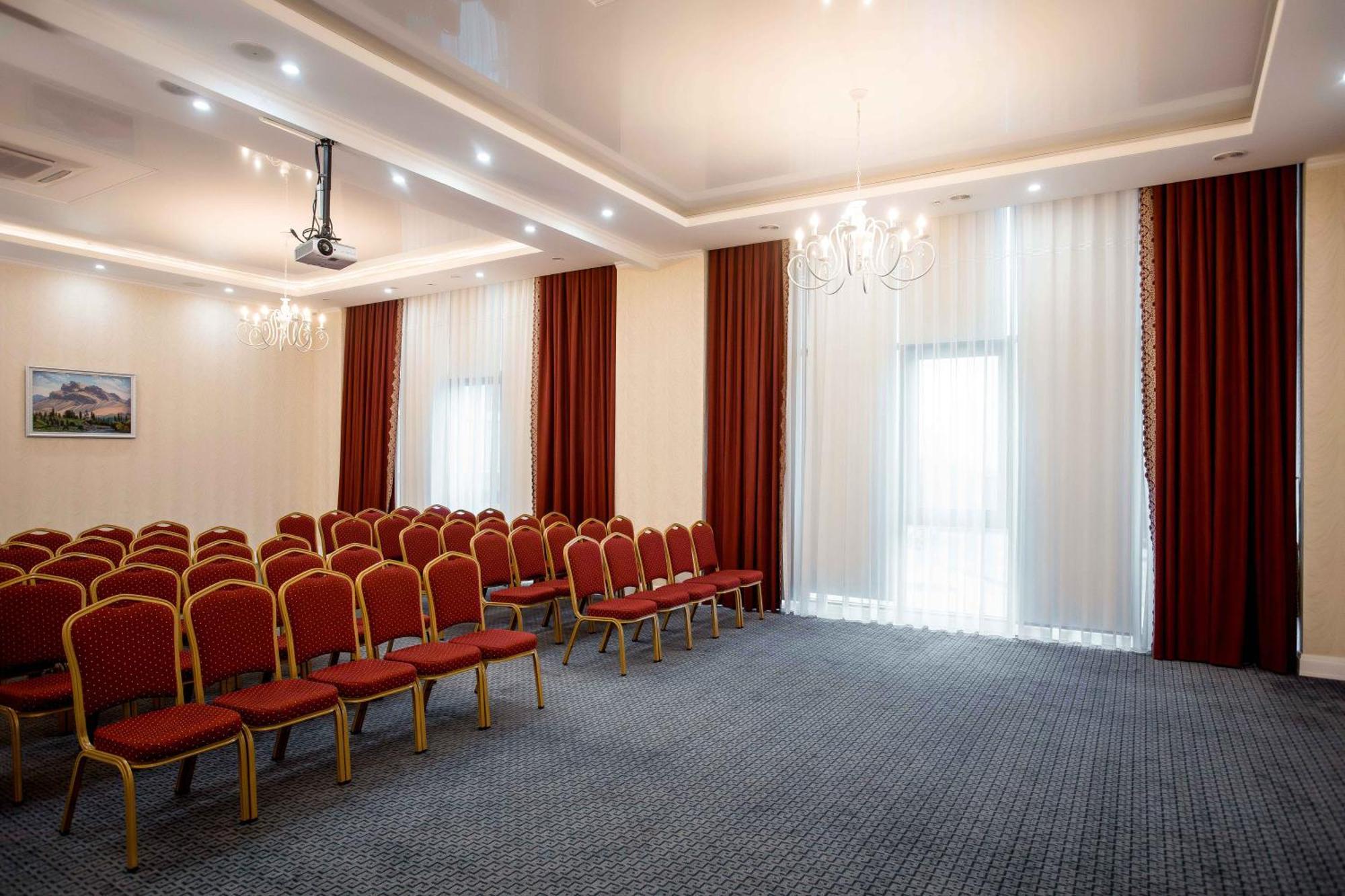 Hotel Ramada By Wyndham Shymkent Exterior foto