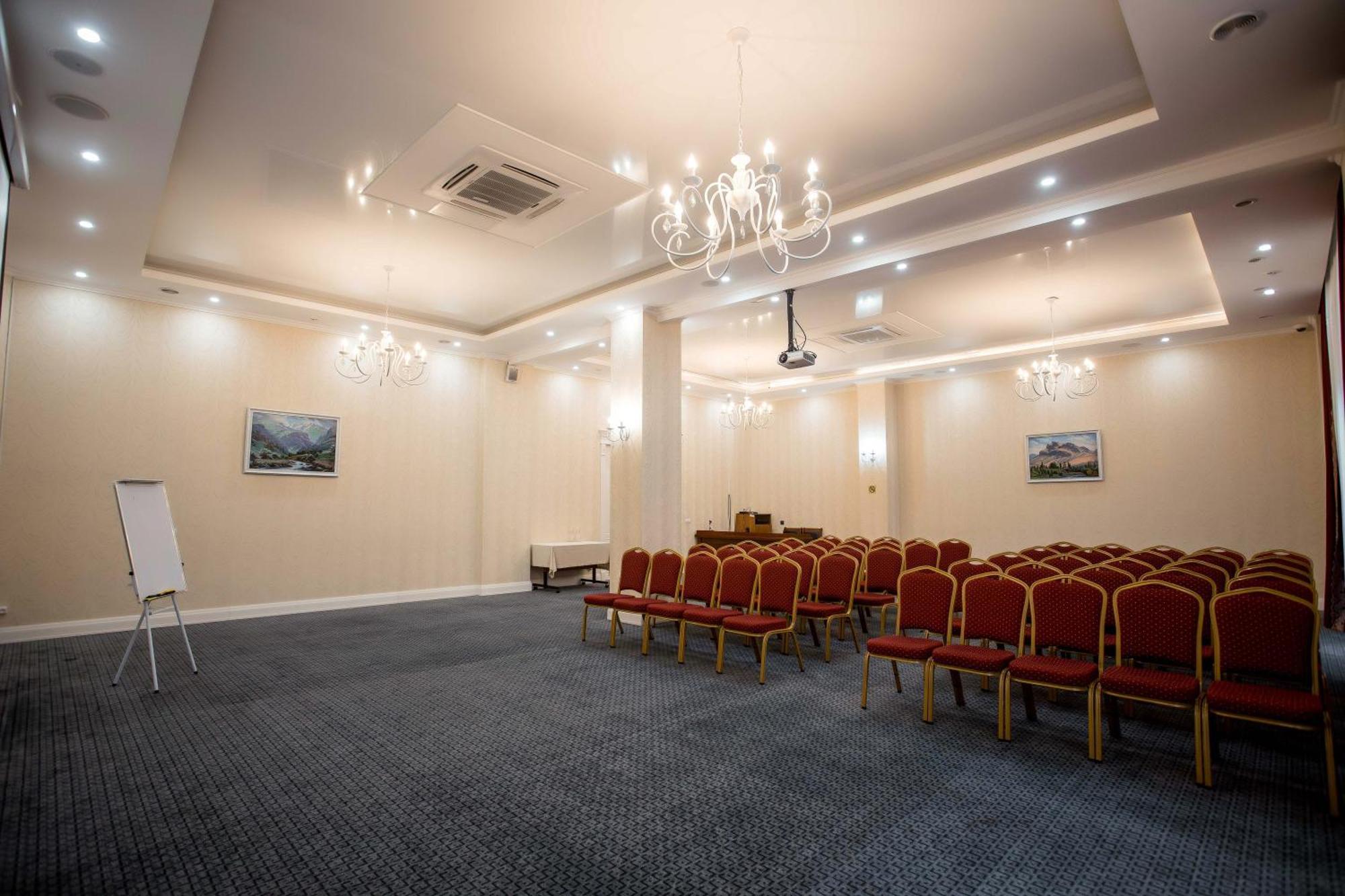 Hotel Ramada By Wyndham Shymkent Exterior foto