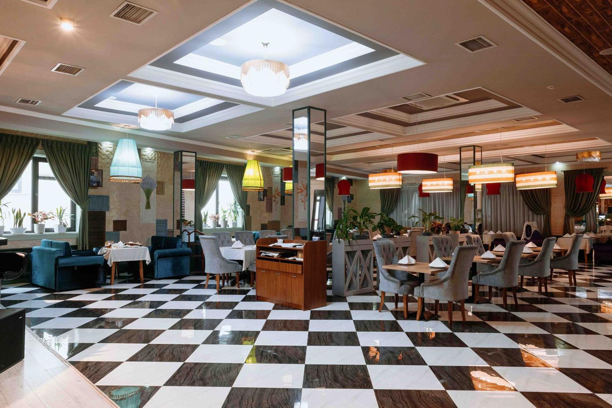 Hotel Ramada By Wyndham Shymkent Exterior foto