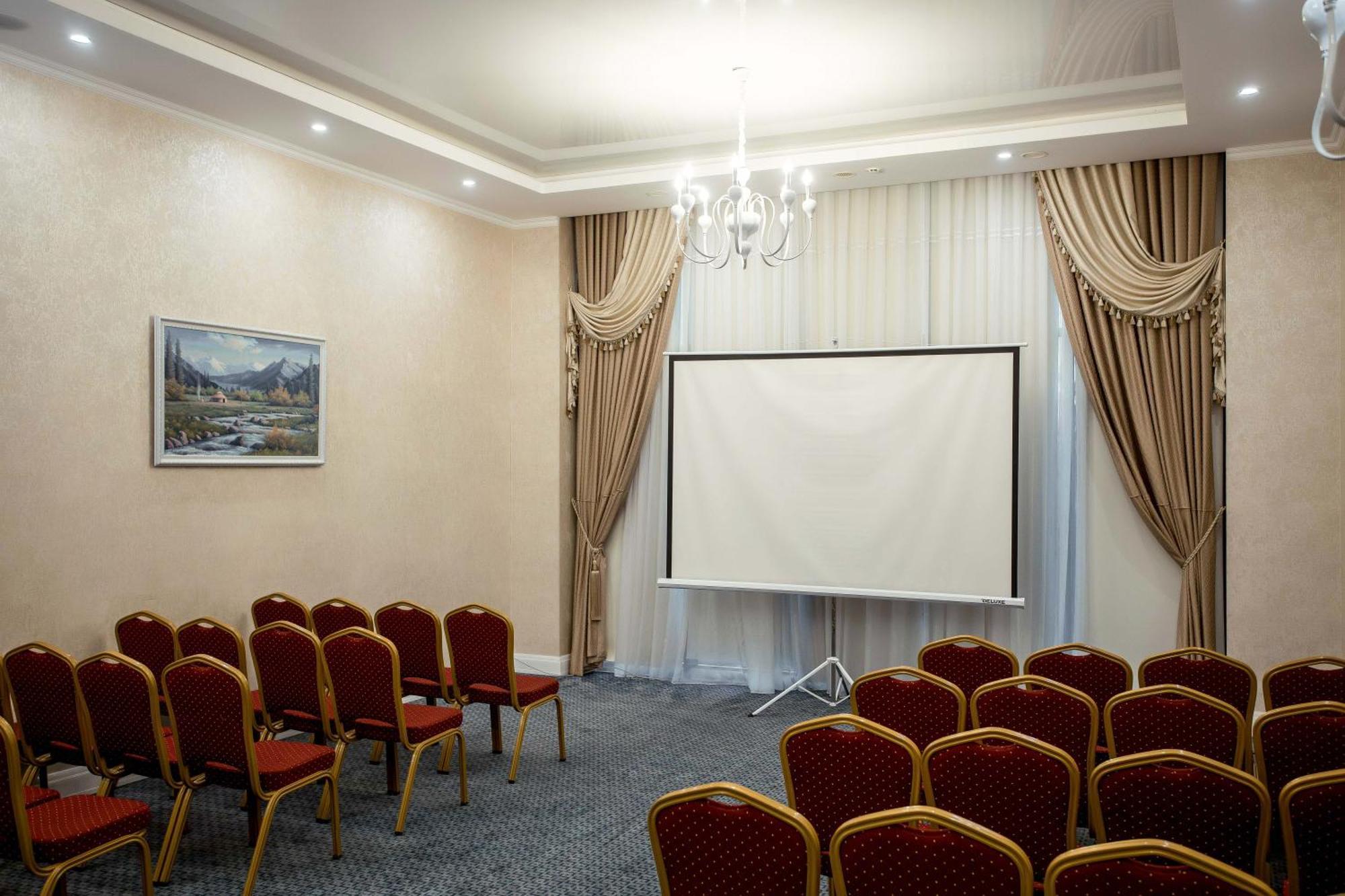 Hotel Ramada By Wyndham Shymkent Exterior foto