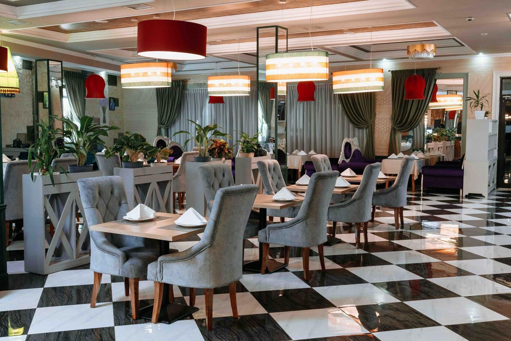 Hotel Ramada By Wyndham Shymkent Exterior foto