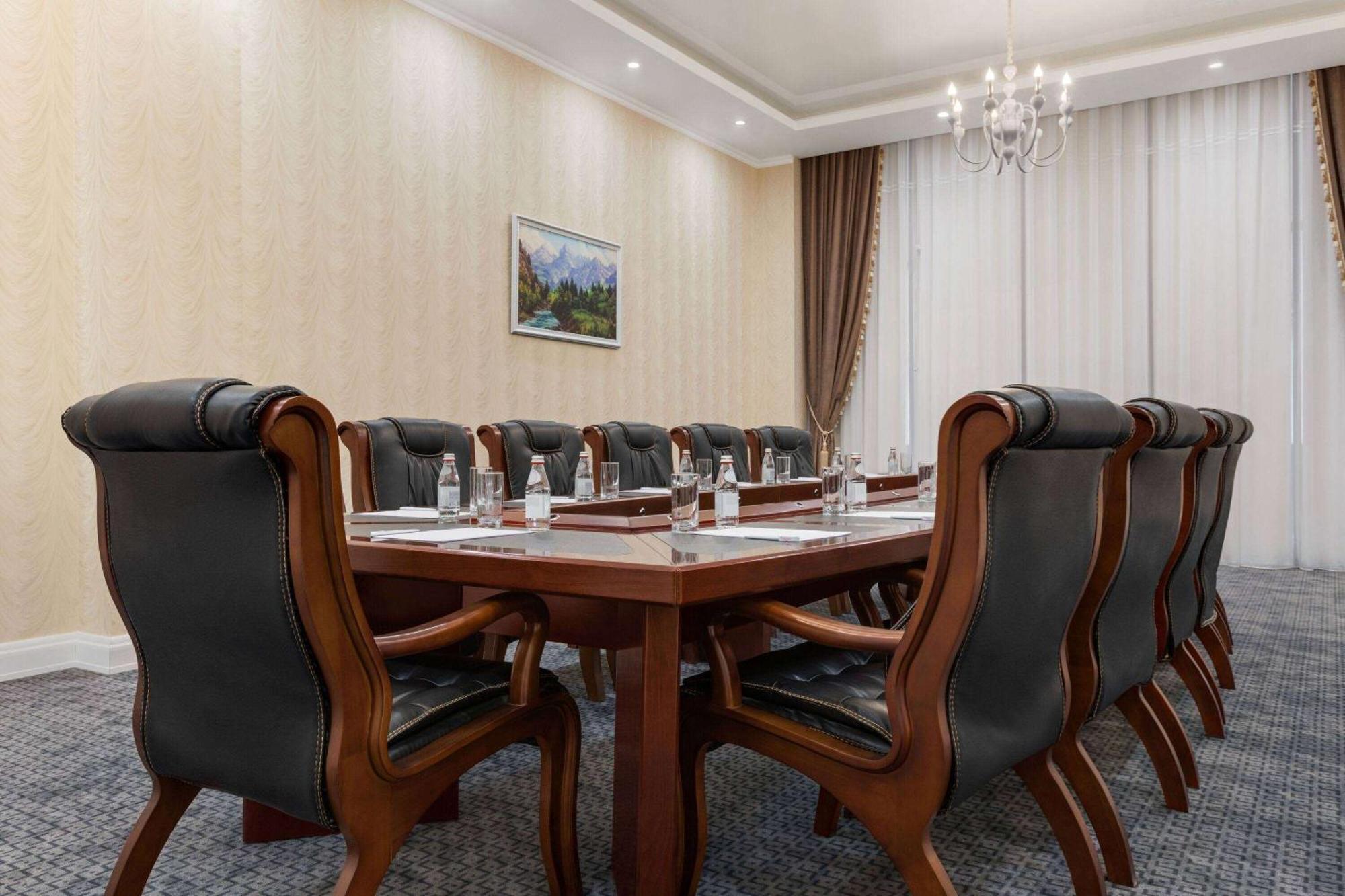 Hotel Ramada By Wyndham Shymkent Exterior foto