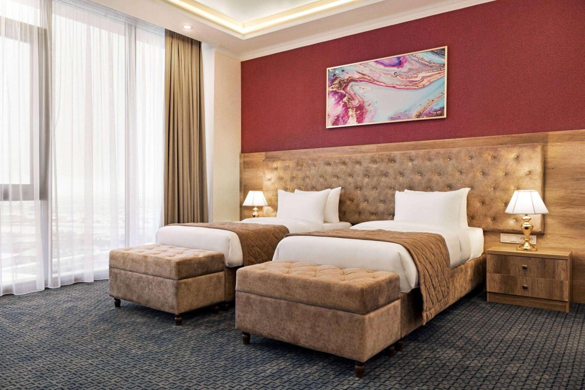 Hotel Ramada By Wyndham Shymkent Exterior foto