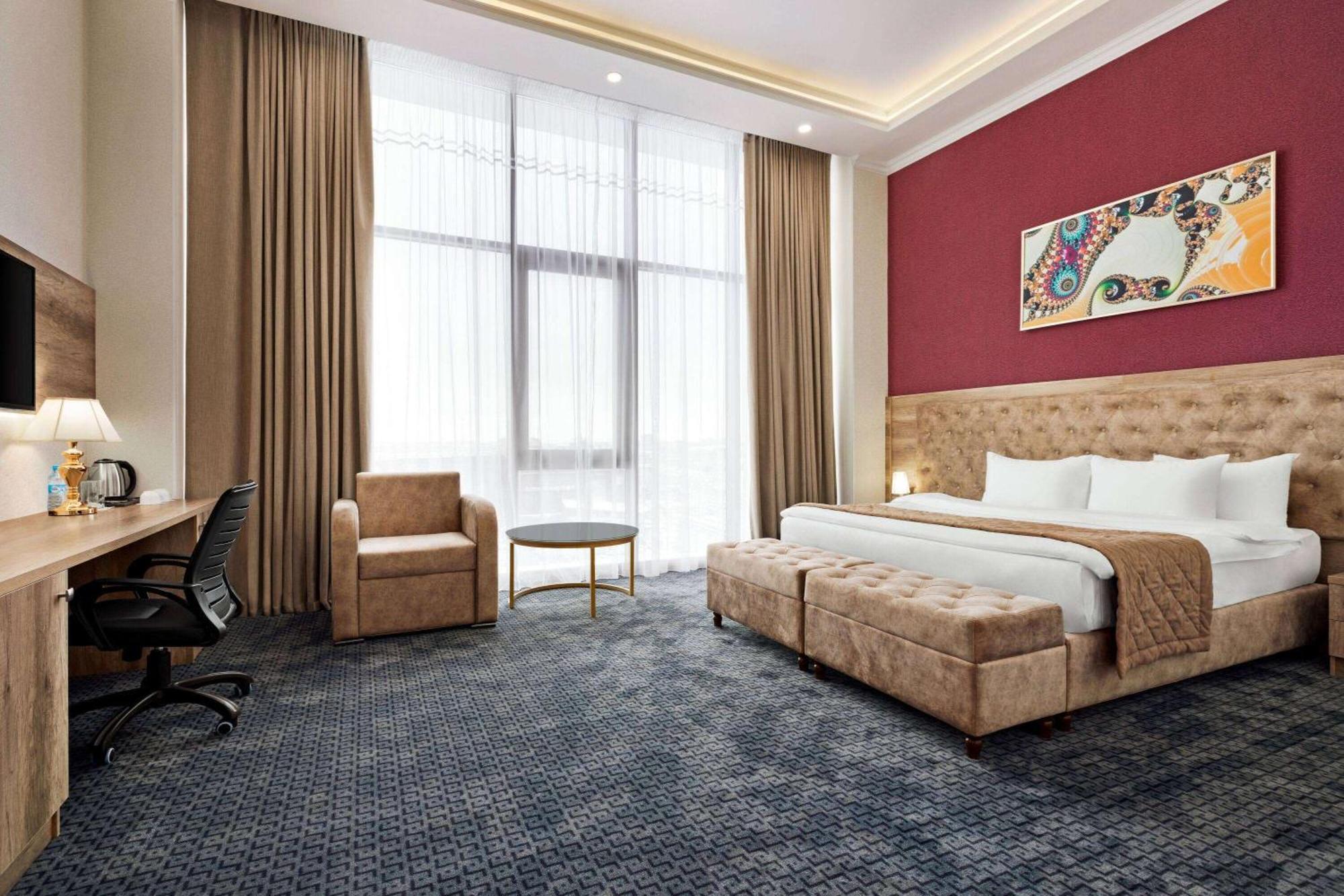 Hotel Ramada By Wyndham Shymkent Exterior foto