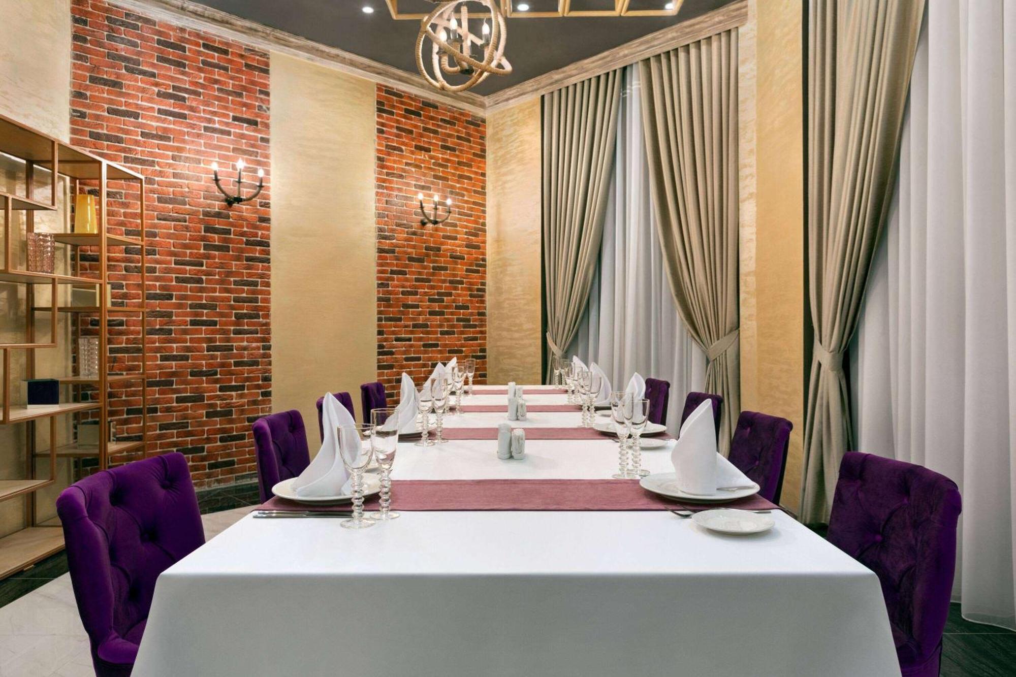 Hotel Ramada By Wyndham Shymkent Exterior foto