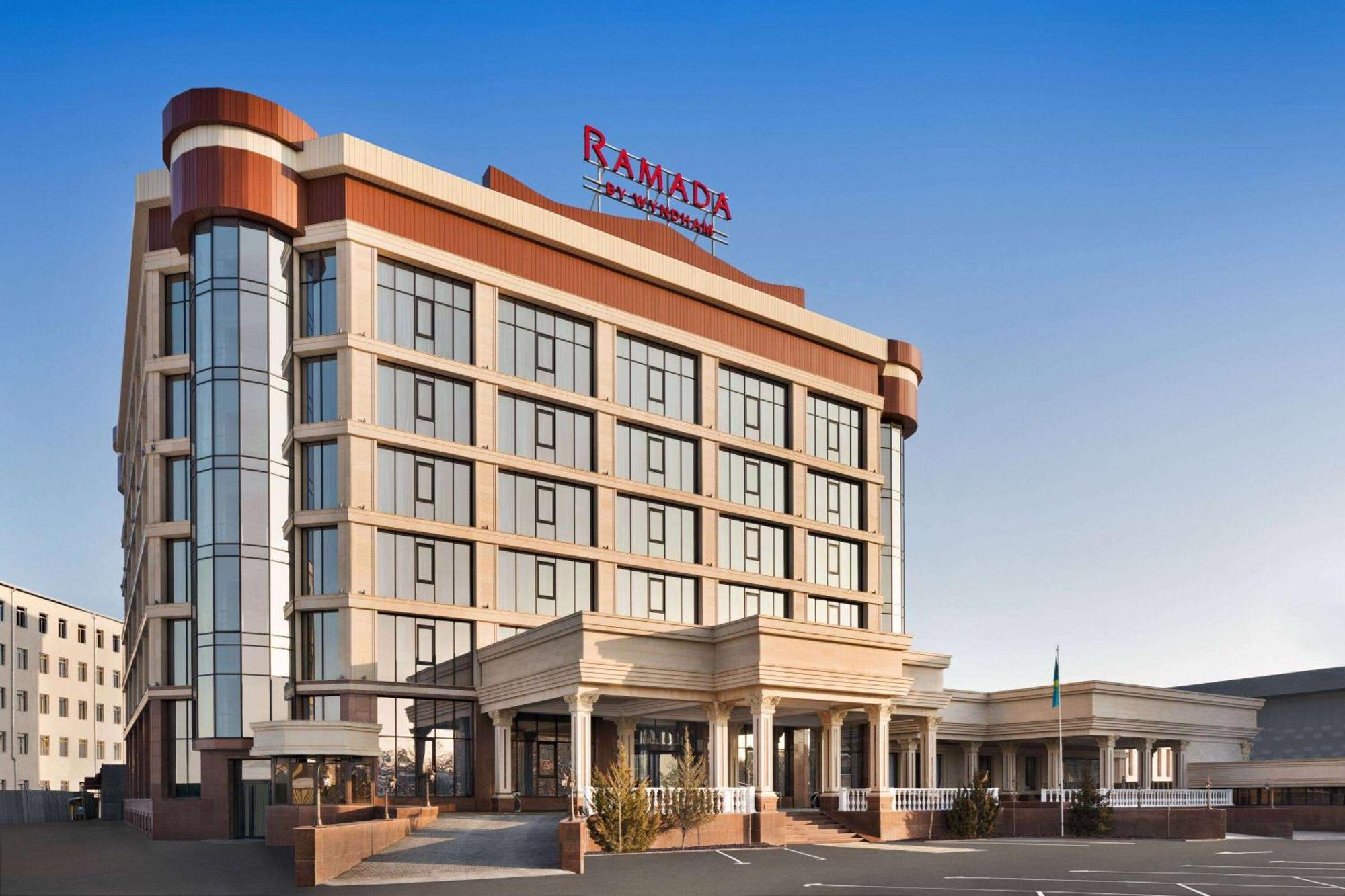 Hotel Ramada By Wyndham Shymkent Exterior foto
