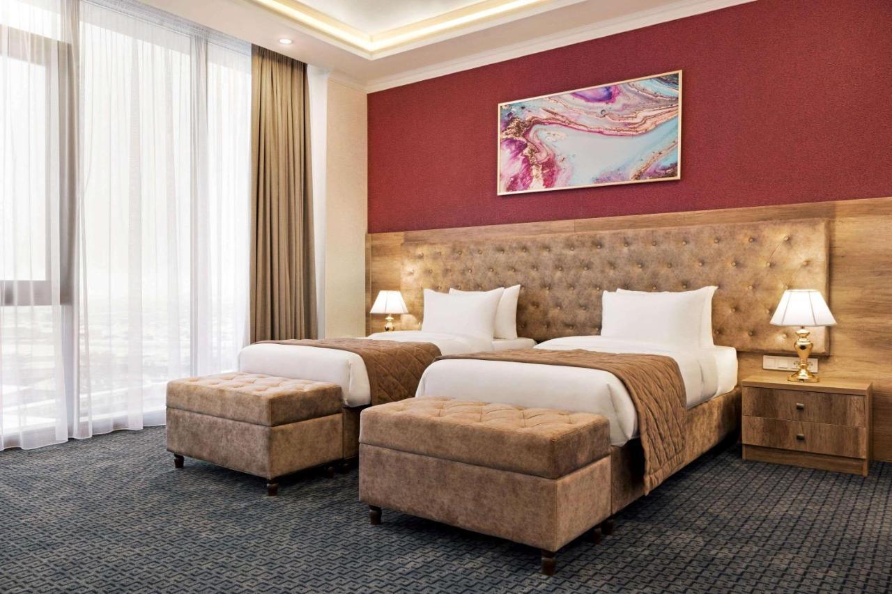 Hotel Ramada By Wyndham Shymkent Exterior foto