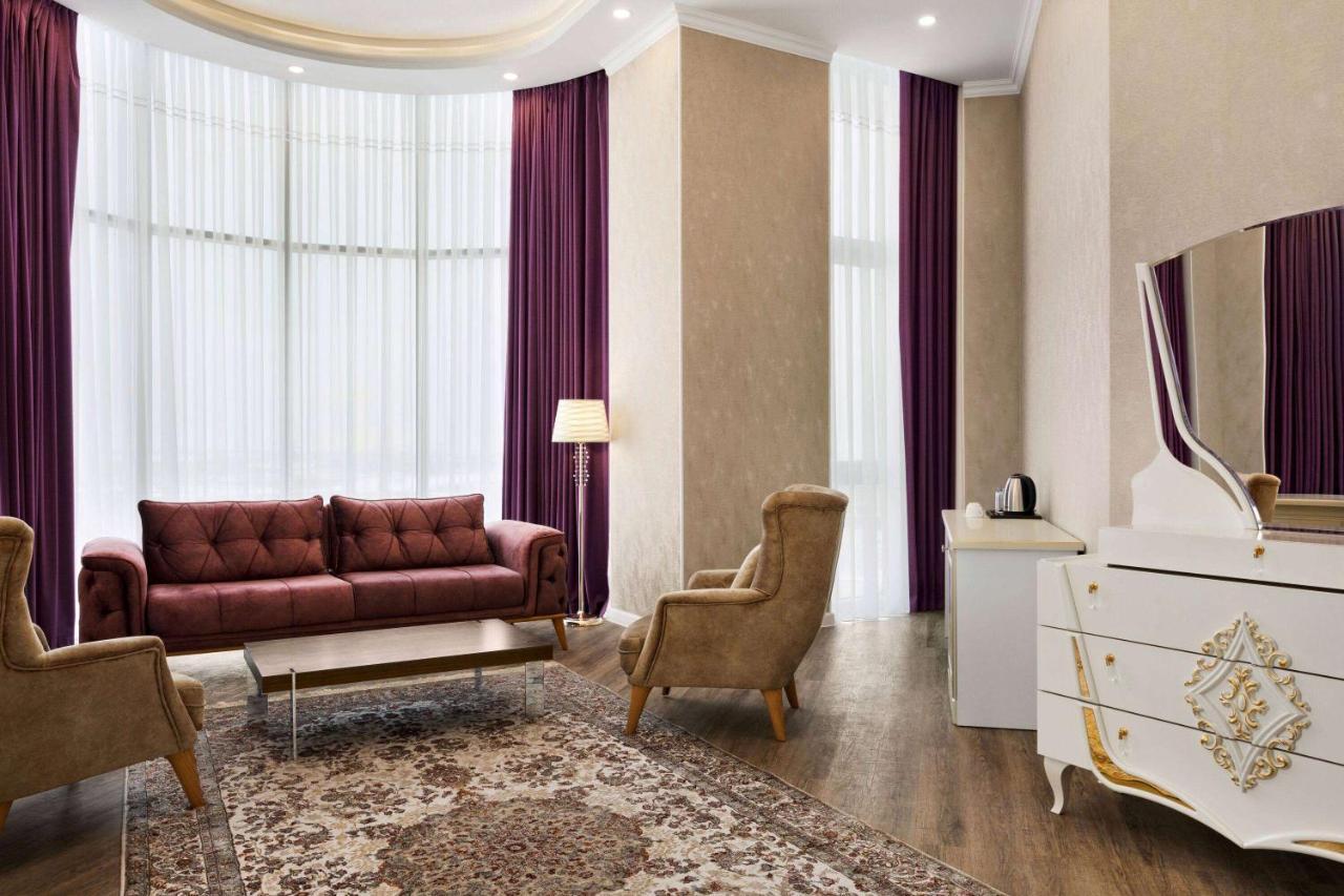 Hotel Ramada By Wyndham Shymkent Exterior foto